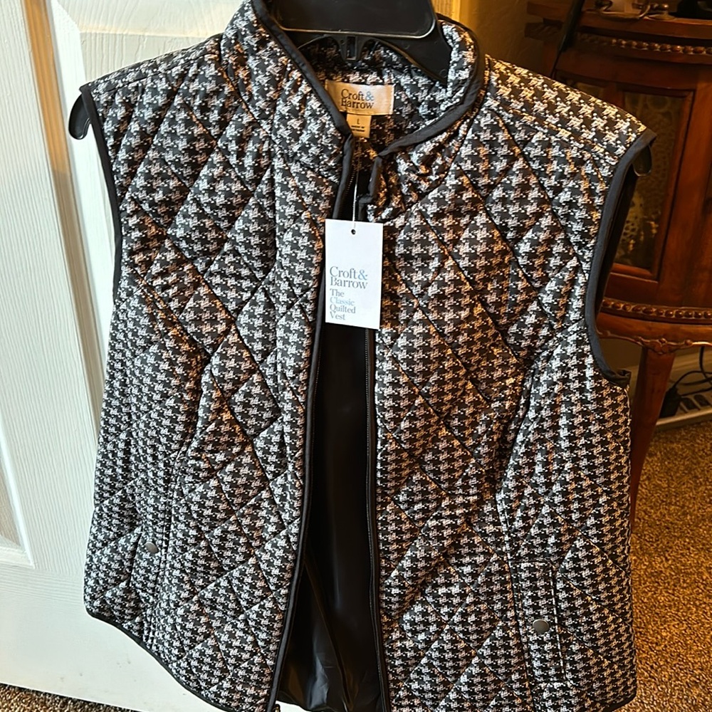 Croft and Barrow vest.  Size L.